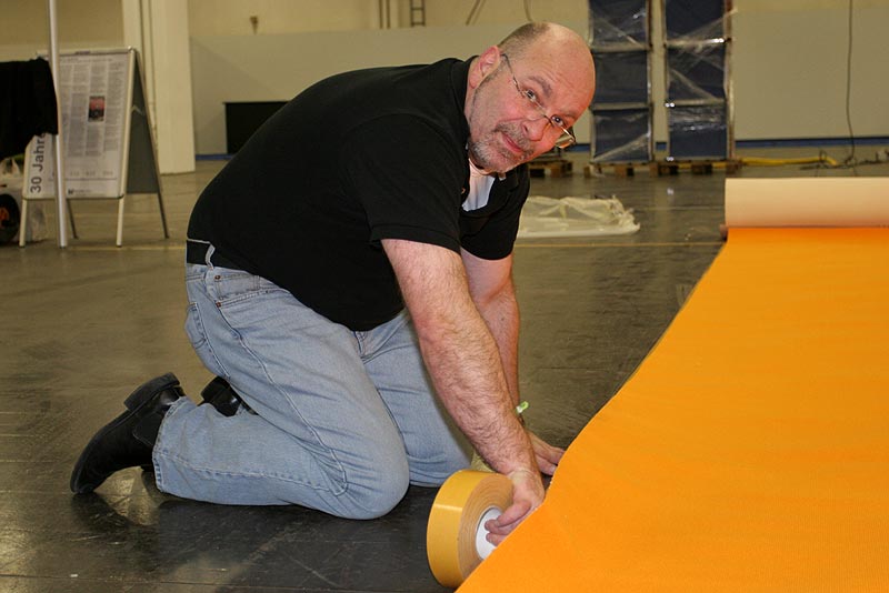 Aufbau des 7-forum.com Messestandes auf der Techno Classica 2008: Jean-Marie verlegt den Teppichboden