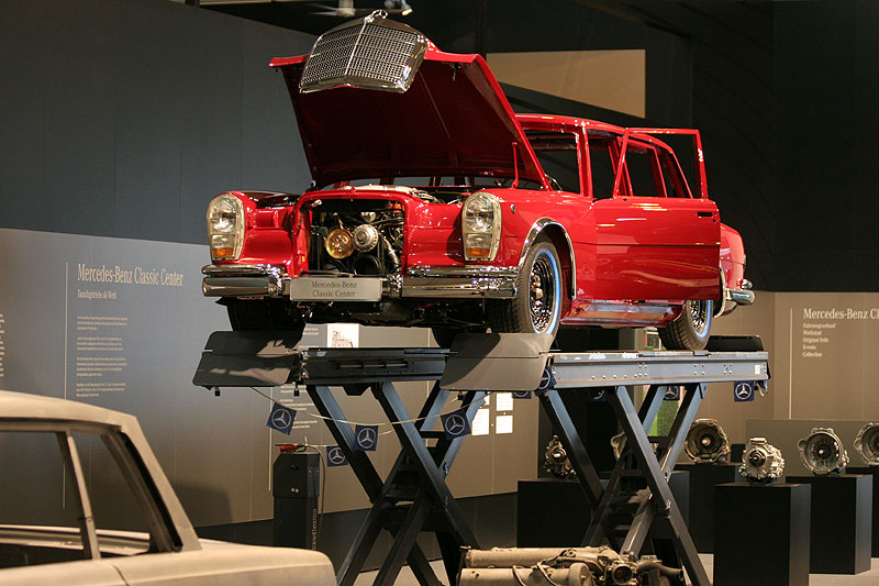 Mercedes Classic Center mit einem aus Ersatzteilen zusammen-gesetzten Mercedes