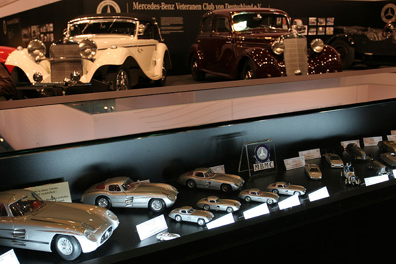 Mercedes Messe-Stand mit Mercedes Miniaturen
