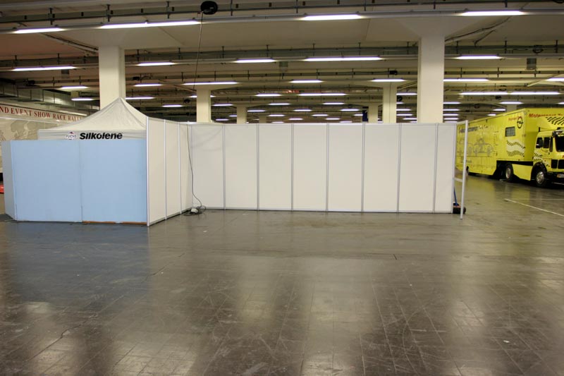 Aufbau des 7-forum.com Messestandes auf der Techno Classica 2008: Der Messestand vor dem Aufbau