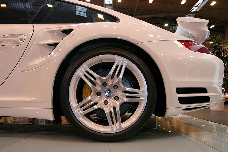 Porsche 911 Turbo, Basispreis: 140.152 Euro, mit Keramik-Bremsen fr 8.710,80 Euro Mehrpreis