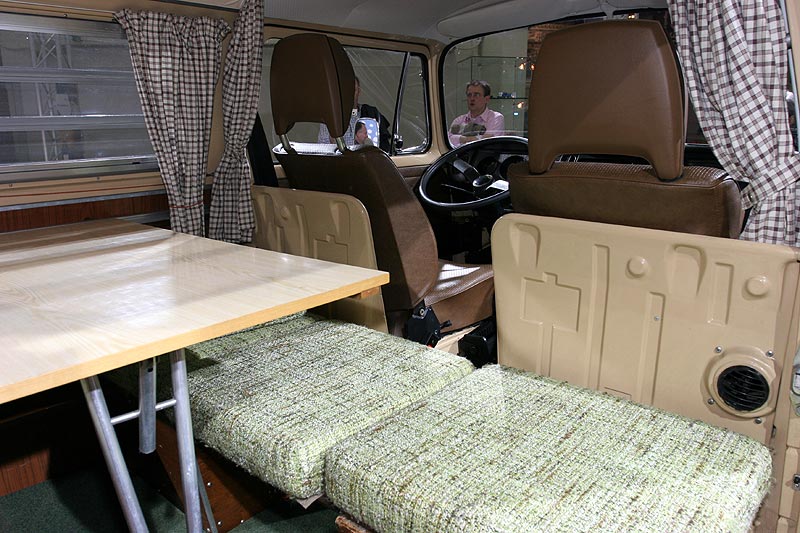 VW T2 Selbstbau mit Westfalia Hubdach, Blick in den Innenraum