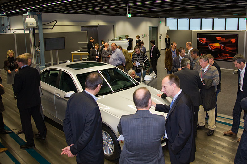 den teilnehmenden Journalisten wird ein Modell des BMW 5er vorgefhrt