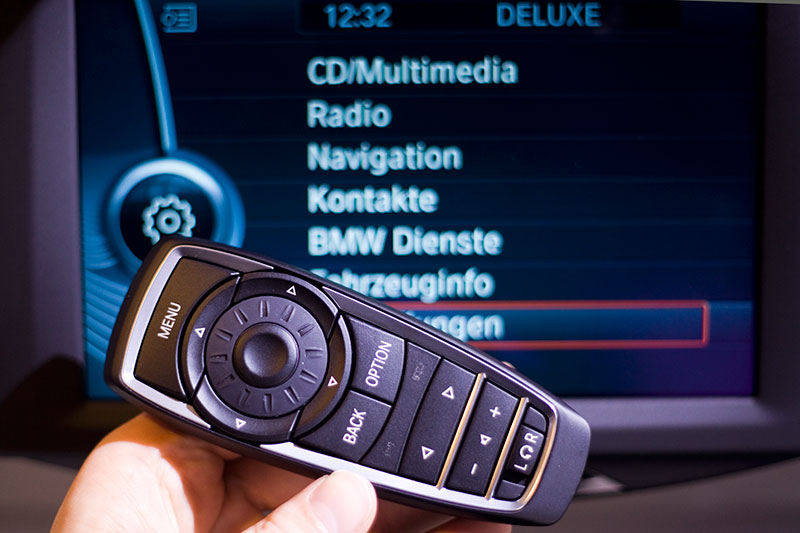 Die Monitore im Fond des 550i werden �ber Fernbedienung gesteuert