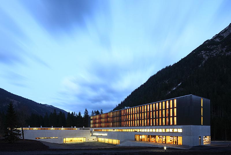BMW Group, Alpenhotel Ammerwald, Auenansicht, Gartenseite, Ansicht von Sd-West, Nachtaufnahme