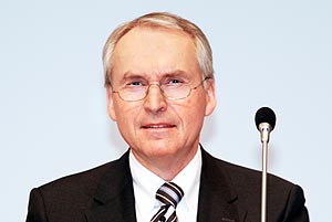 Dr. <b>Friedrich Eichinger</b> (Vorstand Finanzen) bei der BMW Pressekonferenz. - bk09_friedrich_eichinger-c