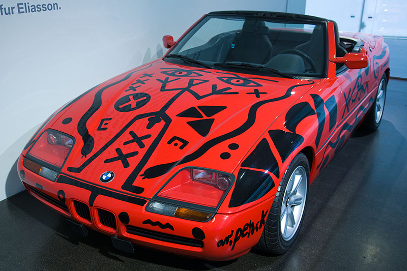 BMW Z1 Art Car von A.R. Penck aus dem Jahr 1991, 6-Zyl.-Reihenmotor, Hubraum: 2.494 ccm, 170 PS, vmax: 225 km/h