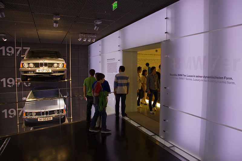 BMW 7er Ausstellung in einem separatem Bereich (rechts)