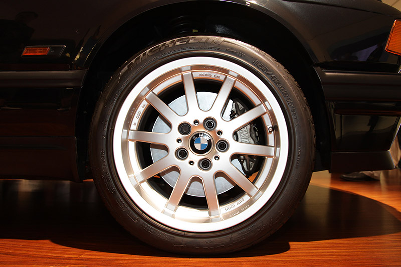 auff�lliges Rad am BMW 750i (E32), welches nicht Standard war