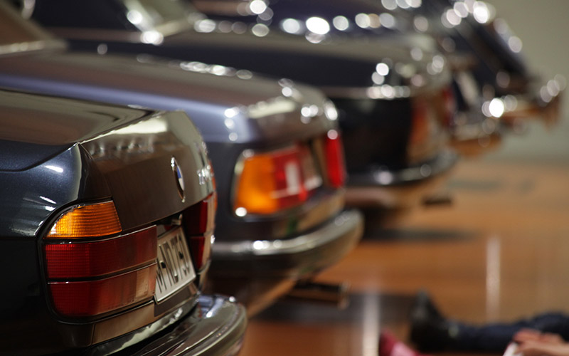 BMW 7er-Reihe, vorne der BMW 750i aus der zweiten 7er-Modellreihe E32, in der erstmals ein V12-Motor eingesetzt wurde