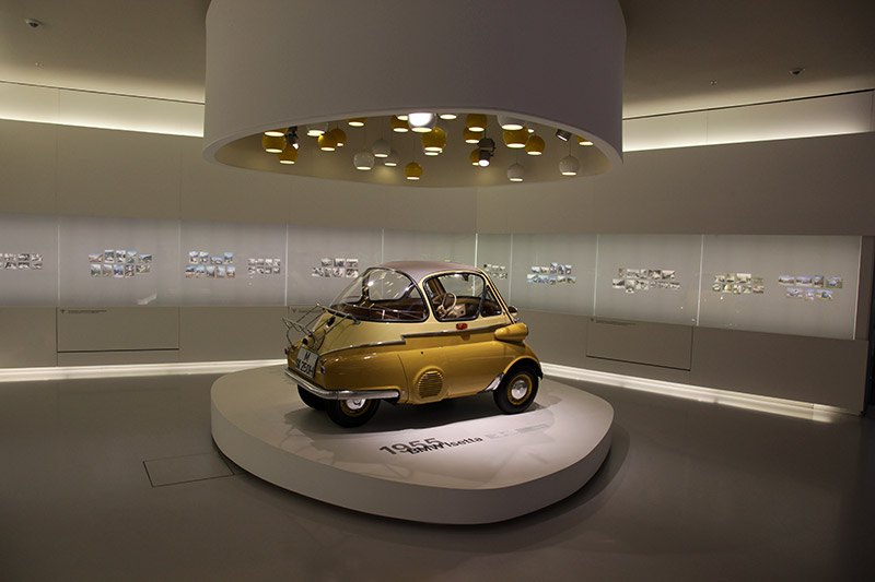BMW Isetta 250 Standard, Bauzeit: 1955-57, St�ckzahl: 26.646, 1-Zyl.-Viertakt-Motor, Hubraum: 245 ccm, 12 PS bei 5.800 U/Min., 85 km/h