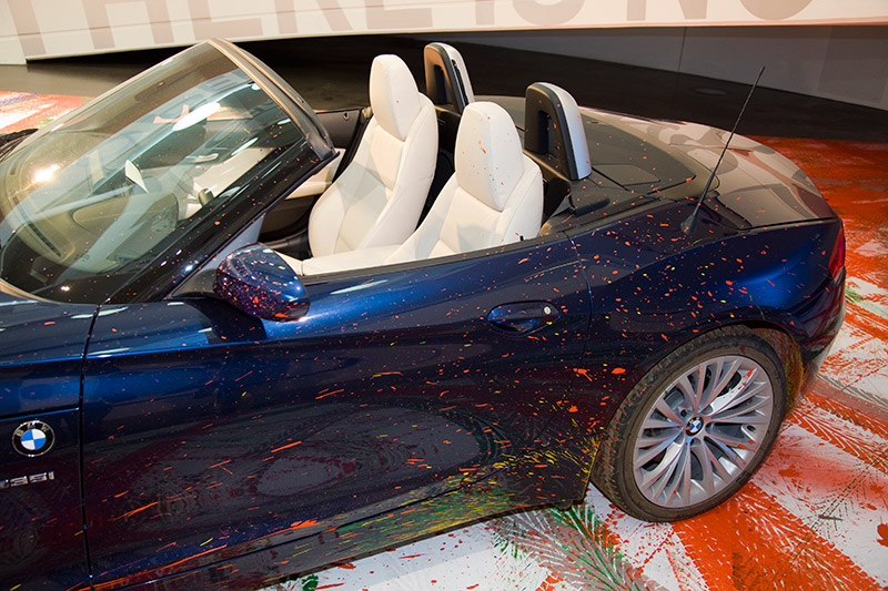 Nahaufnahmen zeigen, dass der als fahrender Pinsel genutzte BMW Z4 Farb-Spuren davon getragen hat