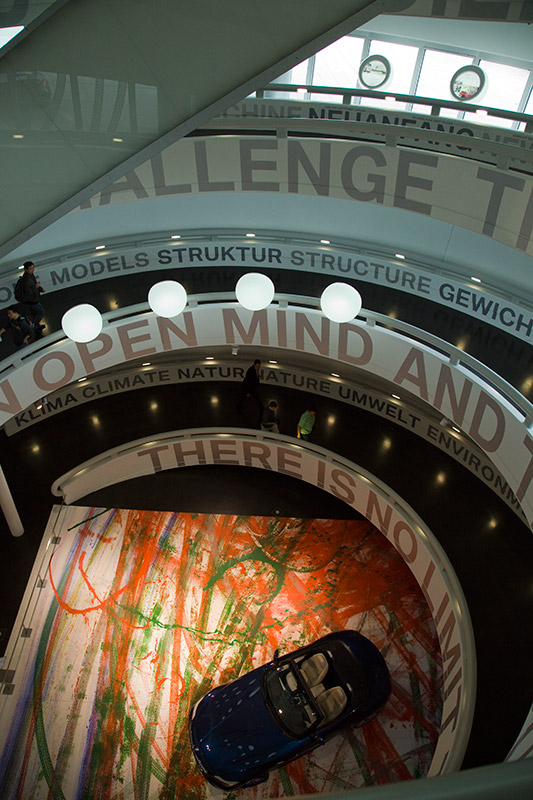 Blick von oben in die BMW Museumssch�ssel mit dem BMW Z4