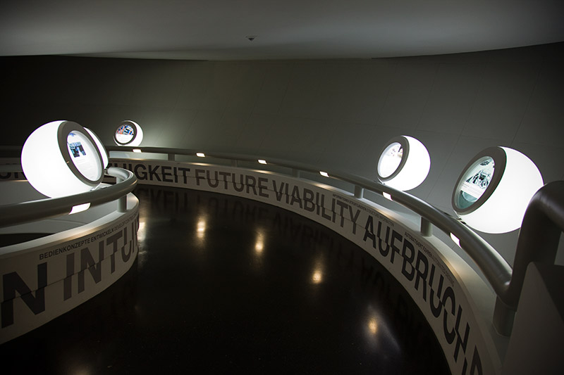 durch die denkmalgesch�tzte 'Sch�ssel' des BMW Museums f�hren kurvige Wege mit ebenfalls denkmalgesch�tzten runden Info-K�sten am Rand