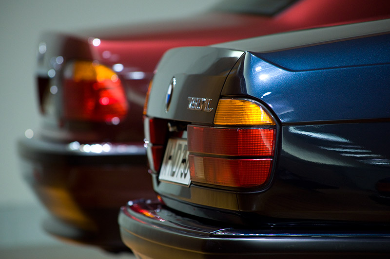 Heckansichten: der BMW 750i (E32, vorne) und BMW 730d (E38)