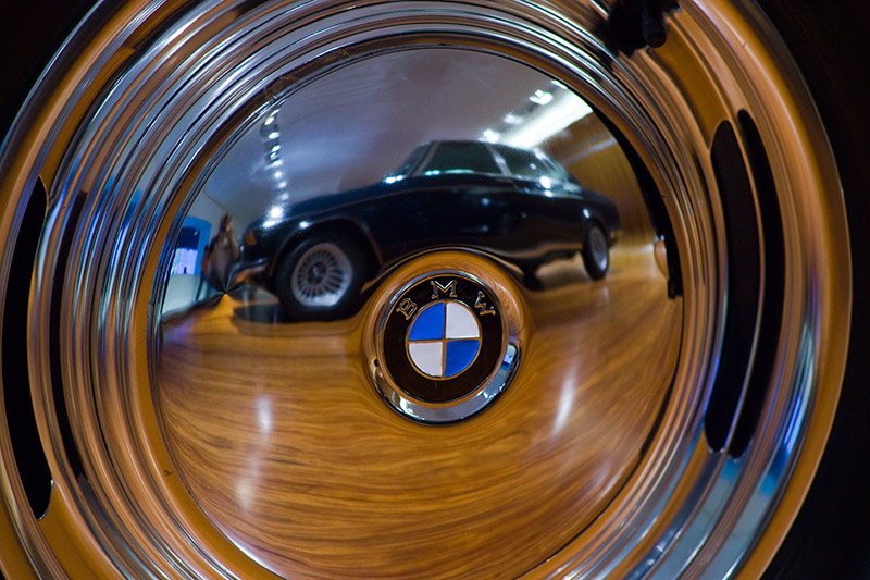 Radkappe am BMW 502 3,2 Liter Super. In ihr spiegelt sich der BMW 335.