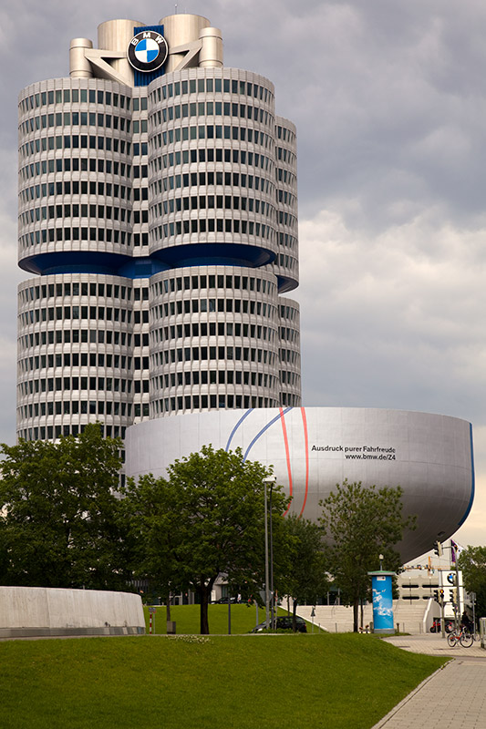 Museumssch�ssel vor der BMW Konzernzentrale mit angedeuteten Fahrspuren des Z4