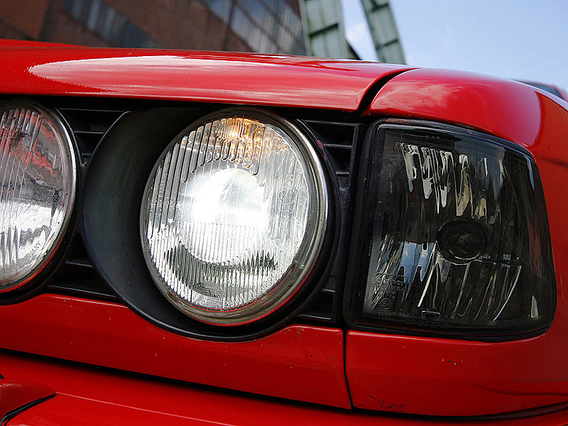 Und hell erstrahlt die Stra�e: Glei�end helle Xenon-Scheinwerfer b�rgen f�r mehr Sicherheit