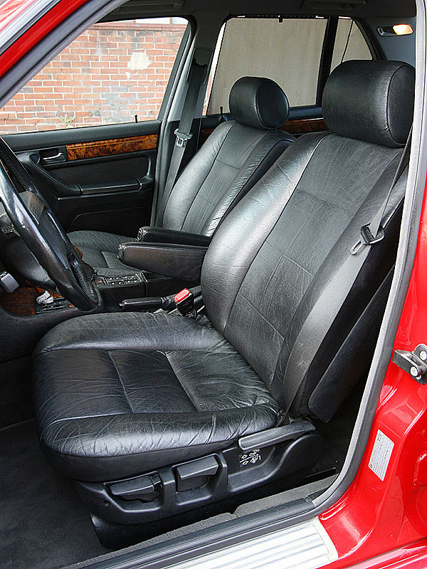 Eigent�mlicher Gegensatz: Die Wasserb�ffelleder-Vollausstattung trifft auf manuell verstellbare Sitze