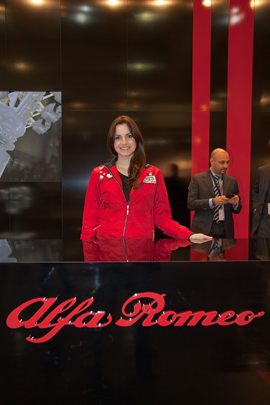 Messe-Dame auf dem Alfa Stand