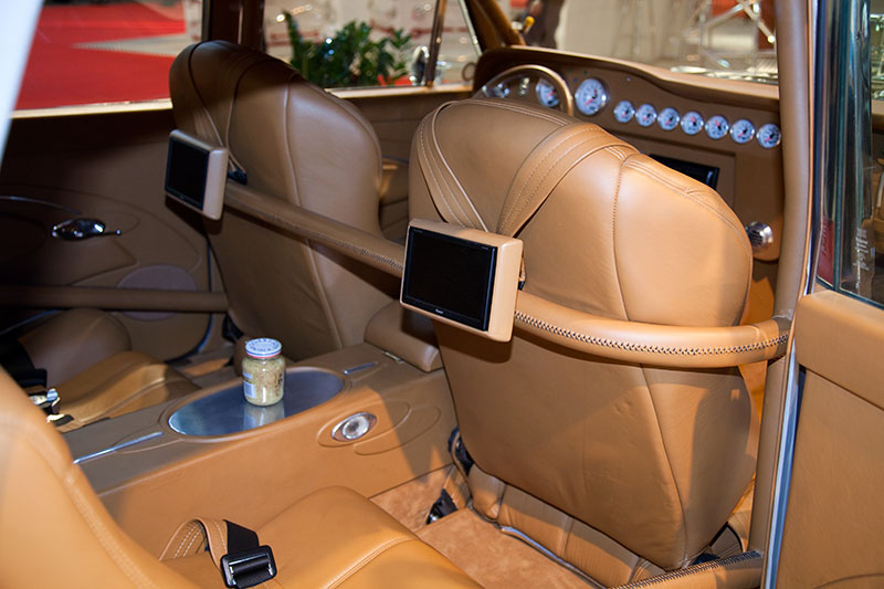 tiefer gelegter Rolls-Royce Shadow mit Monitoren im Heck