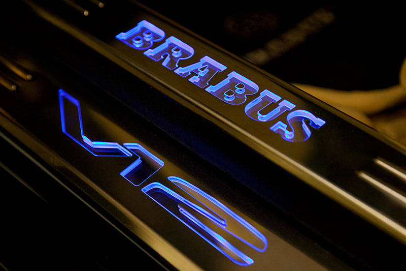 Brabus Bullit, beleuchtete Einstiegsleiste