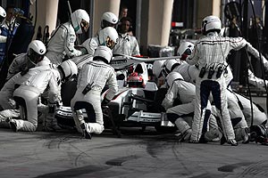 Robert Kubica beim Boxen-Stopp whrend des F1-Rennens in Bahrain