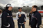 Dr. Mario Theissen spricht mit dem BMW Sauber F1 Piloten Robert Kubica (POL) and BMW Motorsport Motorradfahrer Ruben Xaus (ESP)