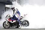 BMW Motorsport Motorradfahrer Ruben Xaus (ESP) macht einen Burn-Out mit seiner BMW S 1000 RR