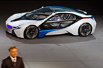 BMW Vision EfficientDynamics fährt über die Bühne