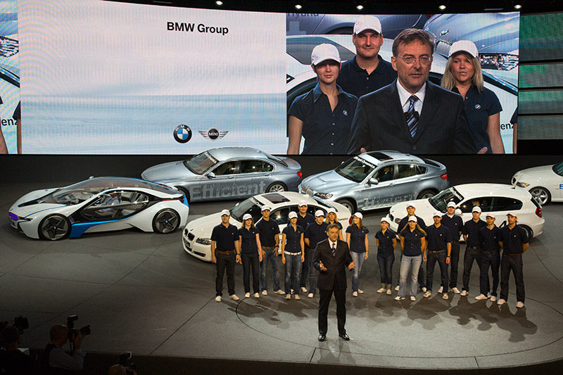 Norbert Reithofer mit Azubis aus der Frankfurter BMW Niederlassung