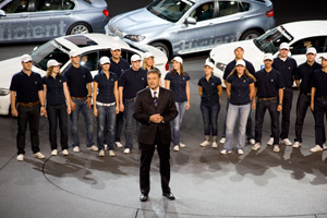 Zum Abschluss der BMW Pressekonferenz kamen Auszubildende der BMW Niederlassung Frankfurt mit auf die Bhne.