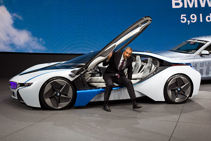 Schick, aber wenig praktisch: Dr. Draeger beim Aussteigen aus dem BMW EfficientDynamics