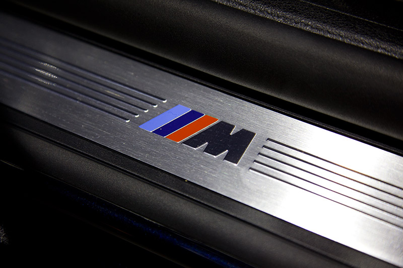 BMW 740d mit M Sportpaket, M-Emblem in der Einstiegsleiste