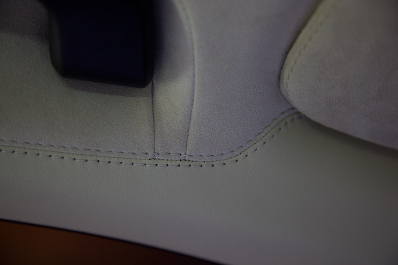 Bis ins Dach reicht das Leder, wo es dann in Alcantara bergeht