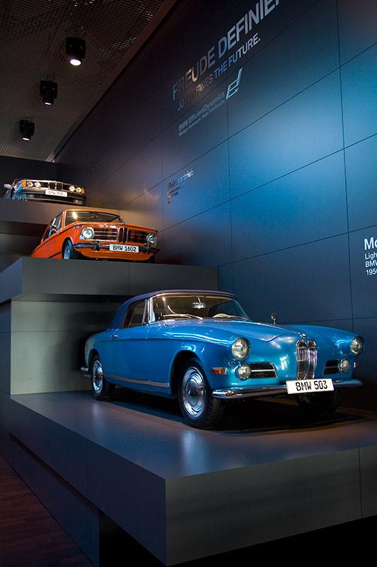 BMW 503, BMW 1602 und BMW 735i im Eingangsbereich