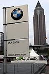 Werbeschild für BMW auf dem Freigelände Agora am anderen Ende des Messegeländes
