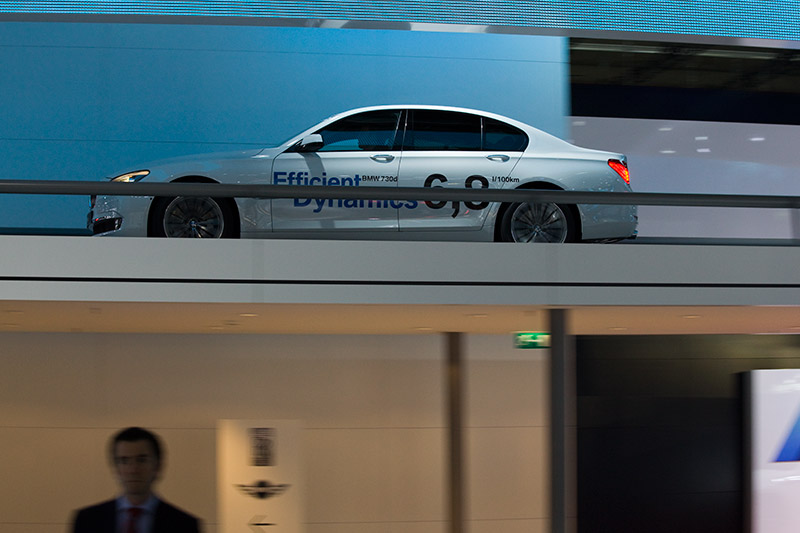 auf einer Hochebene rund um die Halle fahren fast stndig u. a. BMW-Weltpremieren herum