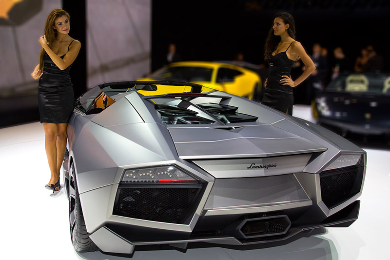 Cars und Girls, am Stand von Lamborghini