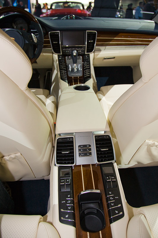 Porsche Panamera mit durchlaufender Mittelkonsole bis in den Fond