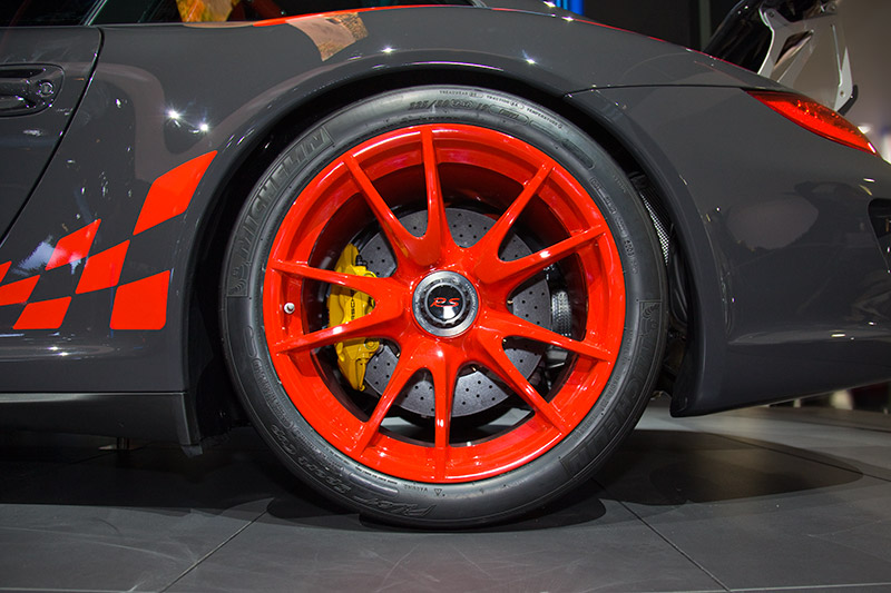 mchtigere Reifen auf dem Porsche GT 3 RS: 245/35 ZR 19 vorne und 325/30 ZR 19 hinten