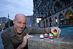 BMW Museum gr��t M�nchen Kampagne; Herr Dr. Rodepeter, Leiter des BMW Museums, unterst�tzt beim Verteilen der Isettas