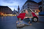 BMW Museum grt Mnchen Kampagne; Herr Dr. Rodepeter, Leiter des BMW Museums, untersttzt beim Verteilen der Isettas