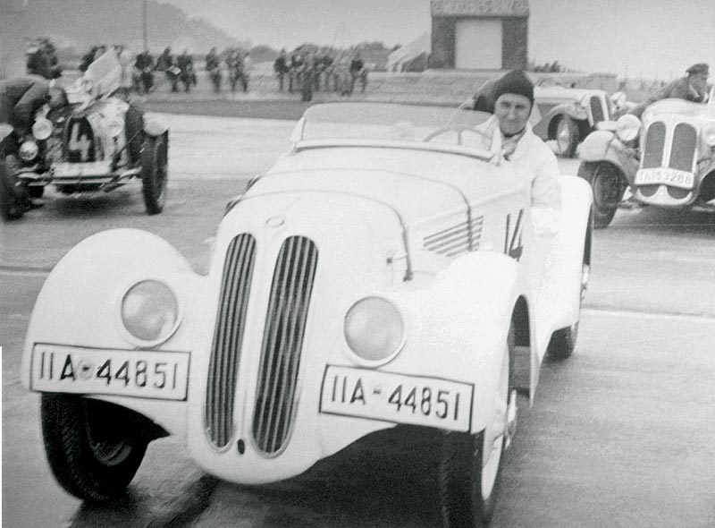 Ernst Henne im ersten BMW 328 Prototyp vor dem Start zum Eifelrennen 1936