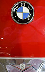 BMW und V8-Emblem