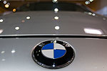 BMW 850i, BMW Emblem auf der Motorhaube