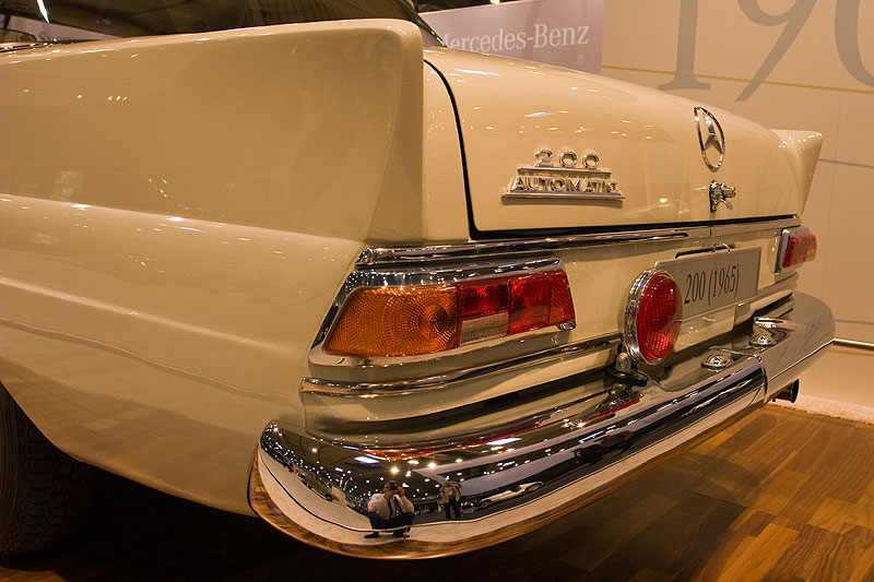 Mercedes 200 auf der Techno Classica 2009 in Essen