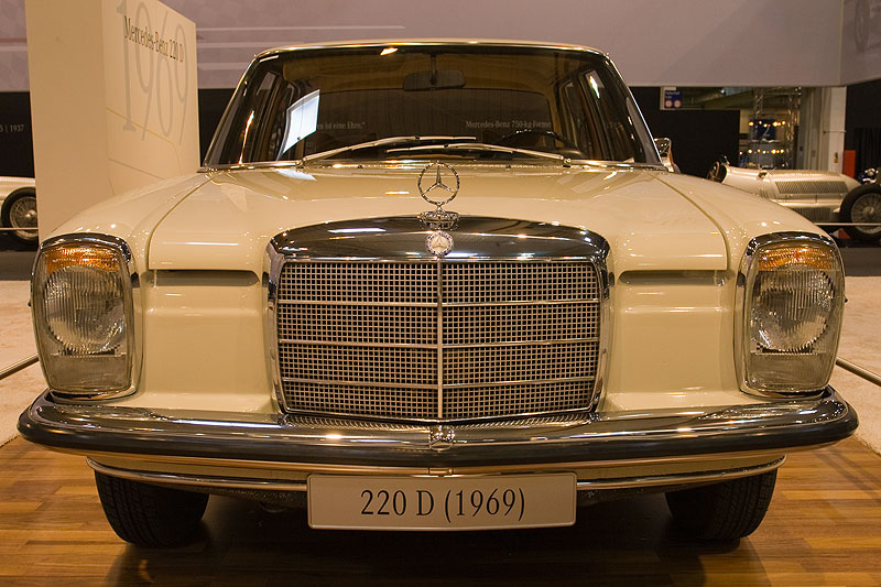 Mercedes 220 D auf der Techno Classica 2009 in Essen