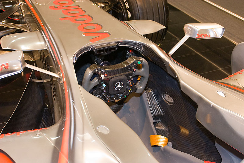 McLaren Mercedes MP4-23, Cockpit