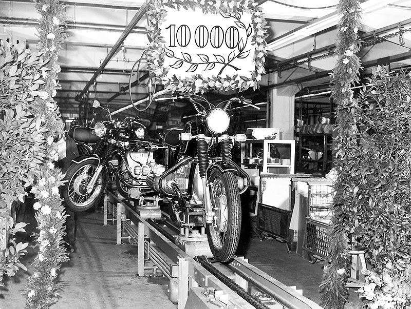 Produktionsjubilum 10.000. Motorrad (/5-Baureihe) aus dem BMW Werk Berlin 1970